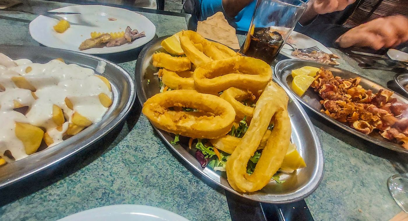 Ración de croquetas caseras recién hechas, doradas y cremosas.